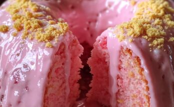 Strawberry Cheesecake Bundt Cake 🍰🍓